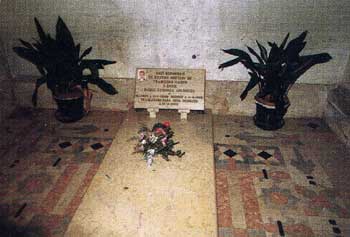 ▲大聖堂内に安置されているフランシスコの遺体（花束のある床下）。