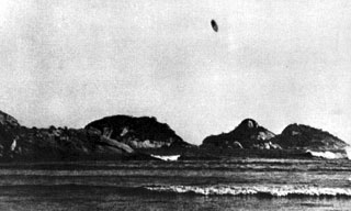 ▲1952年5月、ブラジルのリオデジャネイロ付近の沿岸で目撃された、バラ・ダ・ティジュカのUFO。
