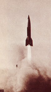 第二次大戦で押収されたドイツの∨2ロケットを、アメリカ陸軍が1946年にテストしたときの写真。