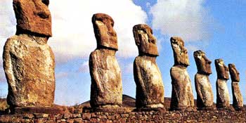 ▲イースター島の石像。いったいどのような方法で、なぜ、これらが建てられたのか？