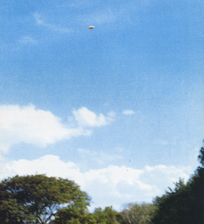 ▲1978年11月15日の午後4時頃、ブラジル、ゴイアス州イパマリでペレス氏が牧場上空を飛ぶＵＦＯを目撃、4枚の写真を撮影した。これは最後の4枚目。