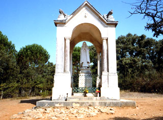 ▲1971年8月19日に貴婦人が出現したヴァリーニョスのコンタクト地点。現在は小さな堂の中にマリア像が立っている。 