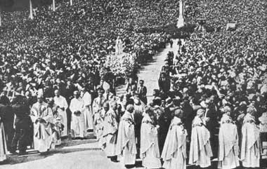▲ポルトガル、ファティマにおける5月13日の大聖堂前の大祭の様子。毎年数10万人の信者が集まる。