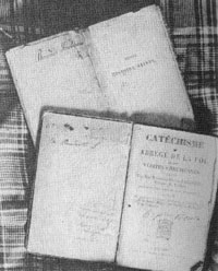 ▲ベルナデットが使用した小聖史と教義問答書。左側にベルナデットの署名がある。