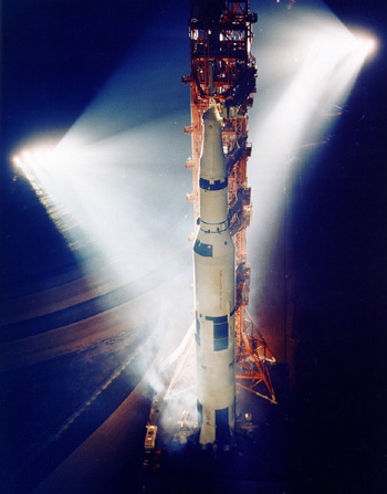 ▲発射を待つアポロ13号。cNASA