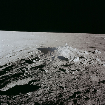 ▲アポロ12号が着陸した「嵐の大洋」の中の小山。cNASA