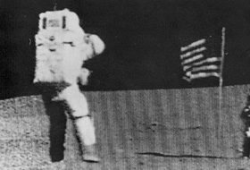 ▲アポロ16号のジョン・ヤング横長が月面で飛んだ瞬間。