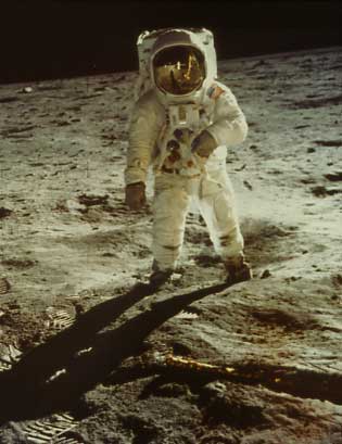 ▲月面に立つオードリン。アポロ11号。cNASA