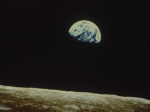 ▲アポロ8号が撮影した月から昇る地球。空の部分は真っ黒に塗りつぶし、月の地平線は不自然にシャープになっている。cNASA