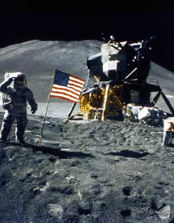 ▲アポロ15号の国旗掲揚シーン。cNASA