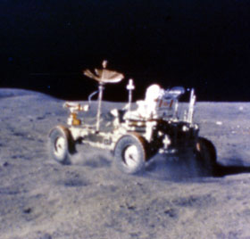 ▲アポロ16号の月面車。車輪の後ろから砂ホコリが舞い広がっている。cNASA