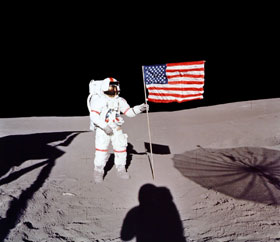 ▲アポロ14号の国旗掲揚シーン。cNASA