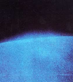 ▲月の周回軌道を回るアポロ司令船から撮影したもの。大気の存在を思わせる光の乱反射がとらえられている。写真11とは別物。 UFOと宇宙No.17より転載。