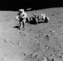 ▲ハドリー谷方面へ向かうアポロ15号飛行士のデーヴイッド・スコット。cNASA