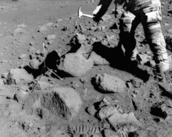 ▲45億年以上も前の月の原始時代の石を採取している写真。アポロ15号。cNASA