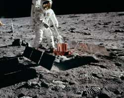 ▲地震計を設置中のアポロ11号のオルドリン。cNASA