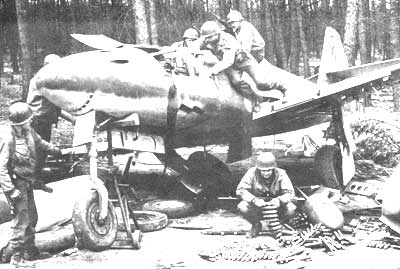 ▲1945年。 連合軍の前衛部隊が捕獲した ドイツ軍のジェット機。