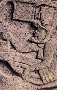 ▲古代メキシコの石の浮彫。この像は、現代の宇宙飛行士の科学装置をすべて持っているとデニケンは考える。この古代文明は、かなりの技術を持つ優秀な人類と接触していたのだろうか。