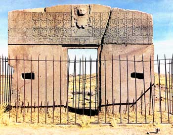 ▲ボリビアの古代都市，ティアワナコの遺跡「太陽の門」。