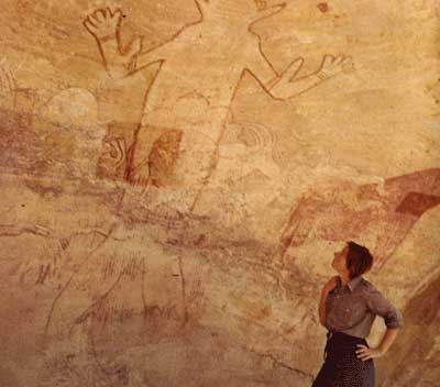 ▲アルジェリア・サハラ、タシリ高原中の岩壁に描かれた絵。 デニケンによれば、空間に無重力状態で浮かんでいるように見える人物は大昔、地球を訪れた火星人であるという。 