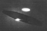 ▲金星の円盤１機が発射され2機目が長大な葉巻型母船から飛び出ようとしている。