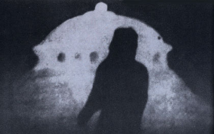 これは宇宙船が月の表面に着陸した後で、その前に金星人が立っている光景だという。