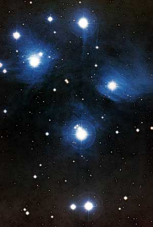 ▲地球からおよそ410万光年かなたの、おうし座にあるプレアデス星団。