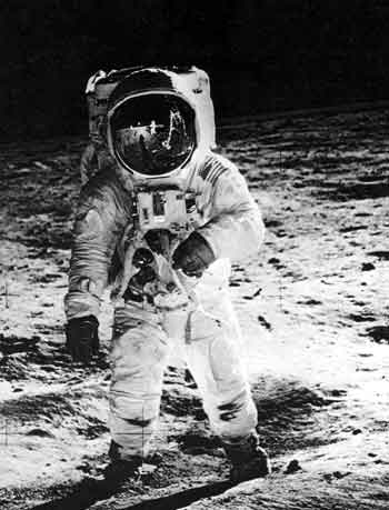 ▲人類が月に降り立った最初の日、すなわち1969年7月21日に、宇宙飛行士ニール・アームストロングが、月面で撮影したエドウィン・オルドリン。