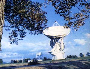 ▲ウェストバージニア州グリーンバンクに設置されている、国立電波天文台の直径43メートルの電波望遠鏡。