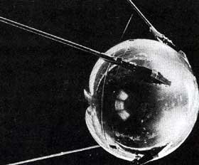 ▲1957年10月4日にソ連が打ち上げた世界最初の人工衛星スプートニク１号。