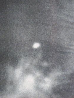▲1954年2月18日、アリンガムが最初に撮影した円盤。午後12時35分に発見。高度は約1,500メートルと推測。