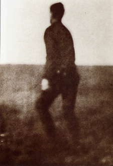 ▲1954年2月18日の朝、セドリツク・アリンガムがスコットランドの海岸を徒歩で移動中に、ロシーマウスと八ツキーの間で、突如着陸した円盤から出てきた火星人と会見した。この写真は会談が終わって火星人が円盤の方へ歩く後ろ姿をとらえたもの。身長は約180センチ。見かけ上はアリンガムと同年輩に見えた。 