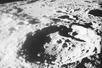 ▲アポロ１７号撮影。月の裏側のドップラー・クレーター。夕方のやわらかい光と影を示している。 