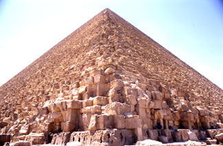 ▲大ピラミッドを下から見上げる。筆者撮影。