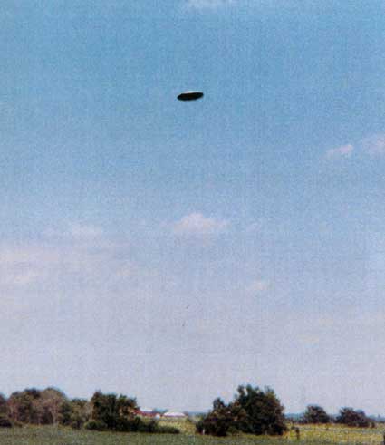 ▲1973年6月のある日、ある村の田舎家の裏庭に立っていた写真家が無音で低く接近する不思議な物体を発見。すぐにカメラを取り出し連続7枚の写真を撮影した。これはそのうちの一枚。やがて物体は飛び去った。