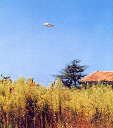 ▲1996年9月、米カリフォルニア州パシフィックパリセイズ市の海岸地帯でハイカーのスティーブ・トムセンとジョー・クローワーの2人の青年が遭遇したUFO。数枚の写真を撮ったら物体は家の向こうの太平洋上空へ飛び去った。