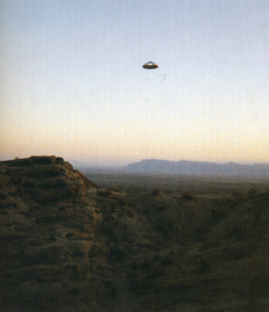 ▲1995年1月米カリフォルニア州のアンザボレゴ砂漠で、ステヒーヴ・トムセンがこの砂漠地帯をハイクしていたところ、前方の空中に美しい銀色の金属物体が空中に停止しているのを発見。すぐにカメラで撮影したら物体は消えた。外形はアダムスキー型スカウトシップに似ている。