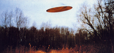 ▲1993年3月8日、ドイツのブラウンシュバイクの写真家で野鳥観察家のカールシュテン・ブレットシュナイダー氏が新しいパノラマカメラで撮影中、ドーム付の円形UFOが飛んでいるのを見てすぐにカラー写真で撮影した。撮影された2枚の写真のうちの1枚。　