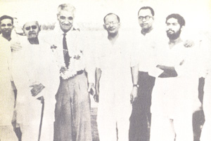 ▲写真は1959年4月17日、アダムスキーが世界講演旅行で立ち寄ったインド・カルカッタのダムダム空港にて。前列左より3人目がアダムスキー。その左がインドGAPリーダー、Ｓ・Ｋ・マイトラ博士　(バナラス・ヒンドゥー大学教授)。このとき空港に数百人の群集が歓声をあげてアダムスキーを出迎えた。マイトラ博士と久保田八郎は多年文通したけれども、高貴な博士は他界されてインドGAPは解散した。博士は金星に帰転生したといわれている。